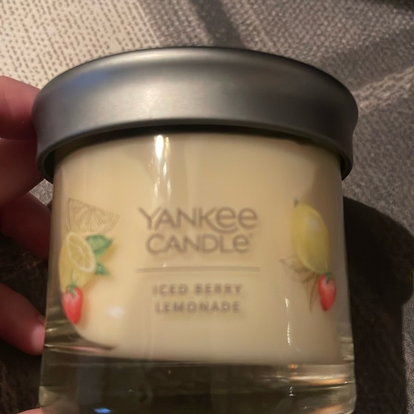 Never used Yankee Candle in Iced Berry Lemonade 4.3 ounce candle - Picture 1 of 4